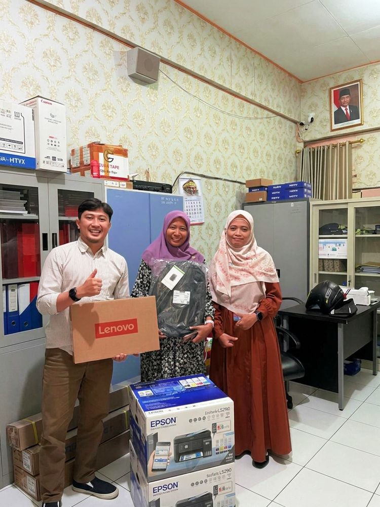 Serah terima perangkat elektronik ke klien